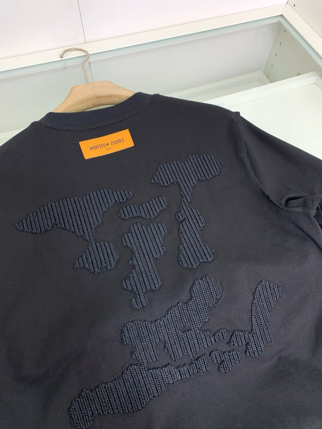 早春新款！重工刺绣微廓圆领T恤衫.设计采用胸口标志字母点缀刺绣工艺，背部标志图形高密粗针绣工艺来呈现设计