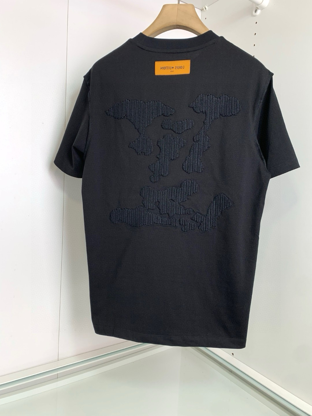 早春新款！重工刺绣微廓圆领T恤衫.设计采用胸口标志字母点缀刺绣工艺，背部标志图形高密粗针绣工艺来呈现设计