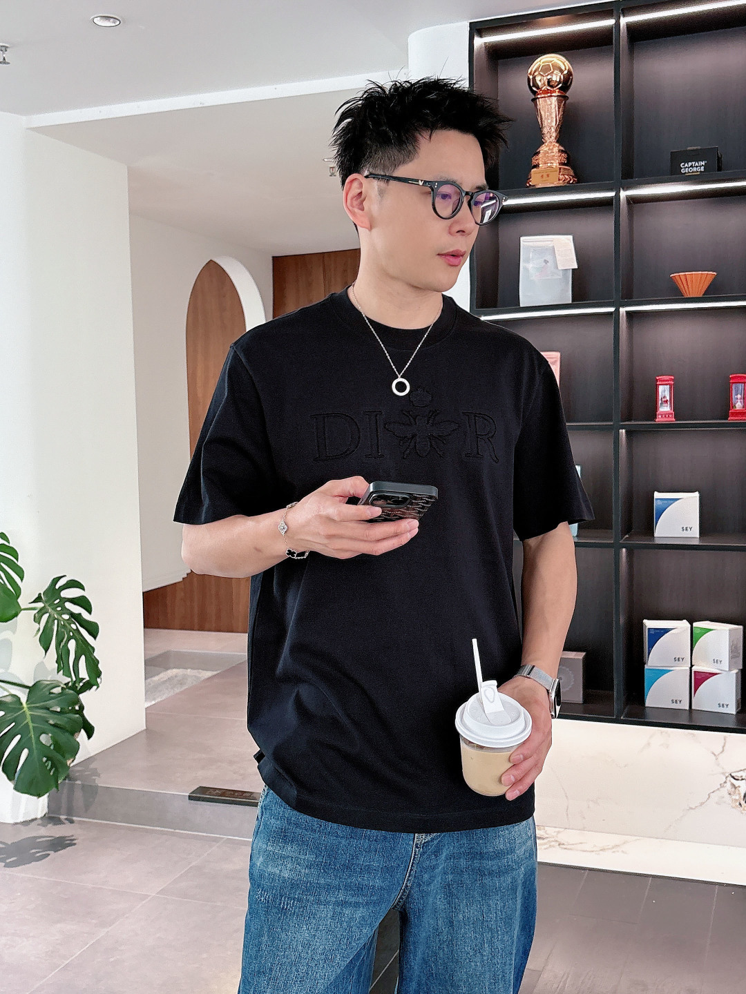 2026 春夏新品 D家短袖颜色： 黑色。白色 杏色码数：M-5XL