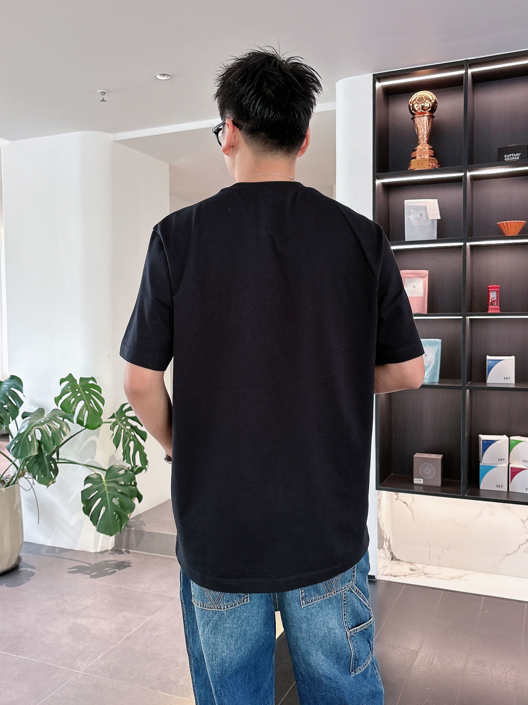 2026 春夏新品 D家短袖颜色： 黑色。白色 杏色码数：M-5XL