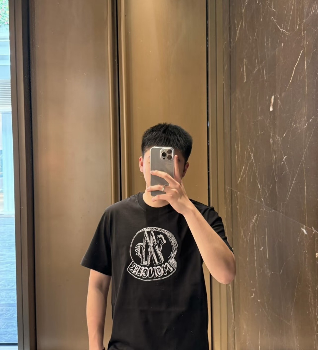 Moncler2026春夏新品抽象印花圆领短袖T恤，主打简约时髦与品牌辨识度的结合。正面采用白色手绘风格