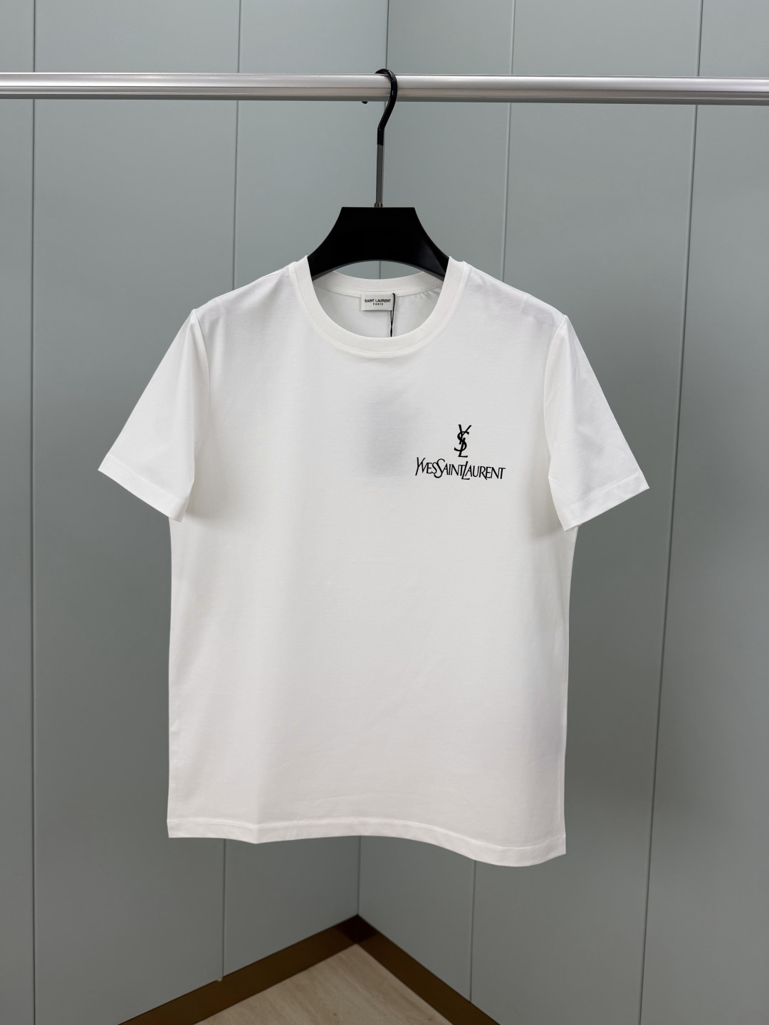 Saint Laurent.圣罗兰 SS26春夏经典字样印花标识短袖T恤，正面饰品牌经典字样撞色印花设计