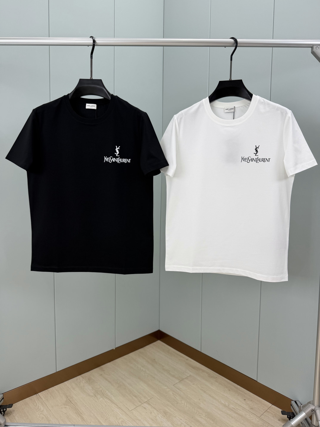 Saint Laurent.圣罗兰 SS26春夏经典字样印花标识短袖T恤，正面饰品牌经典字样撞色印花设计