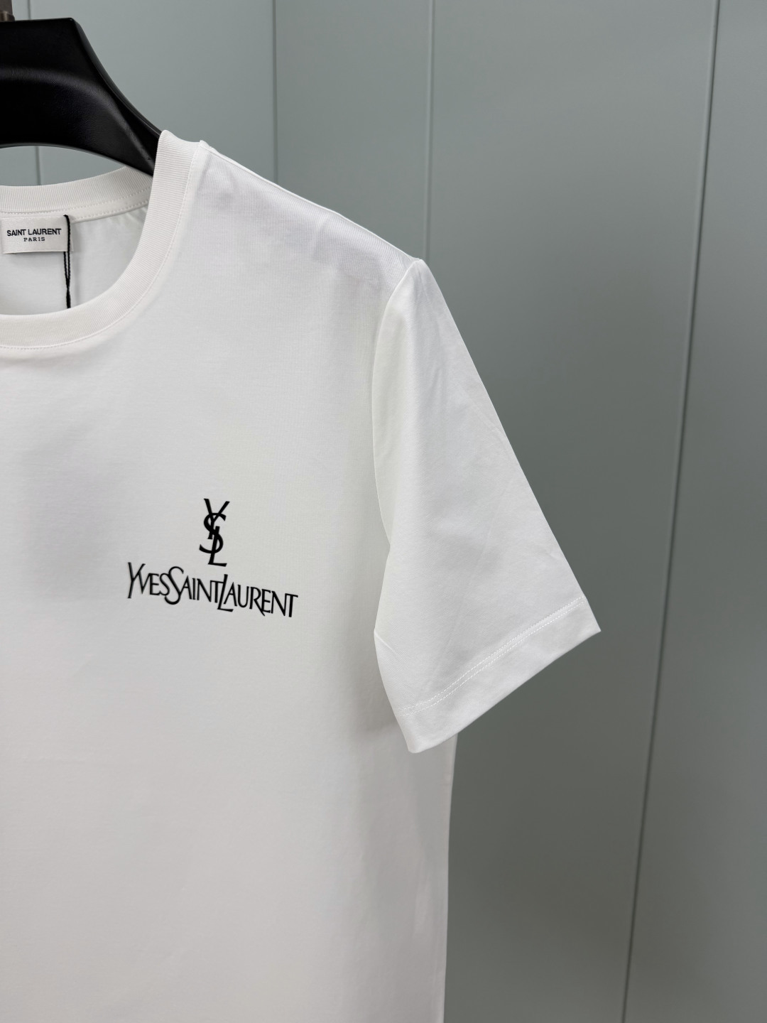 Saint Laurent.圣罗兰 SS26春夏经典字样印花标识短袖T恤，正面饰品牌经典字样撞色印花设计