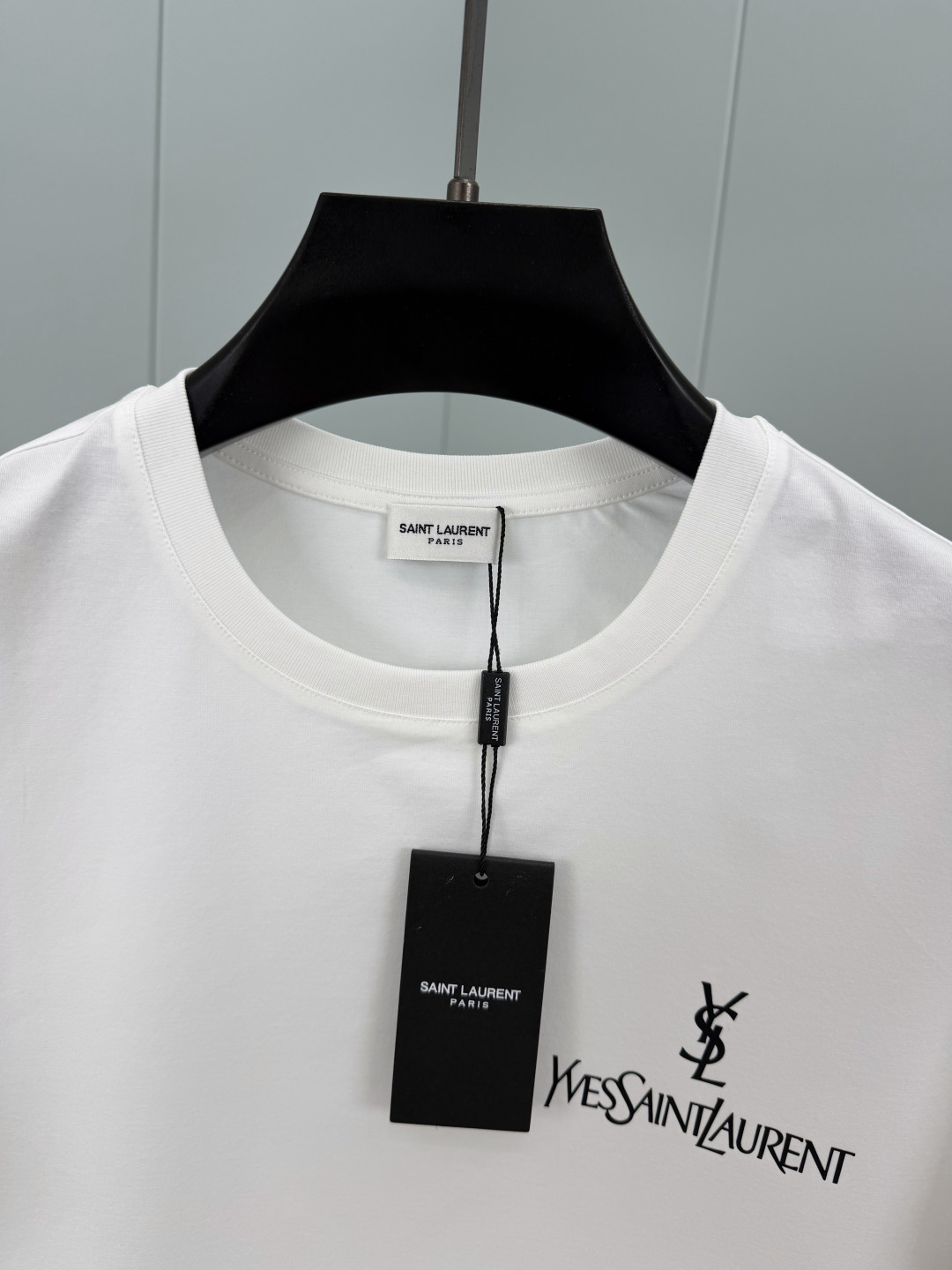 Saint Laurent.圣罗兰 SS26春夏经典字样印花标识短袖T恤，正面饰品牌经典字样撞色印花设计