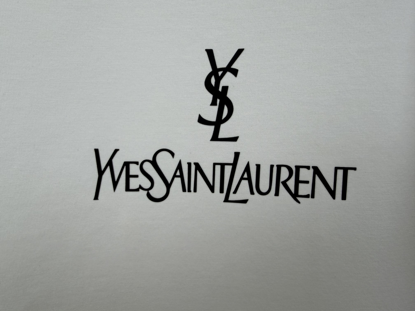 Saint Laurent.圣罗兰 SS26春夏经典字样印花标识短袖T恤，正面饰品牌经典字样撞色印花设计