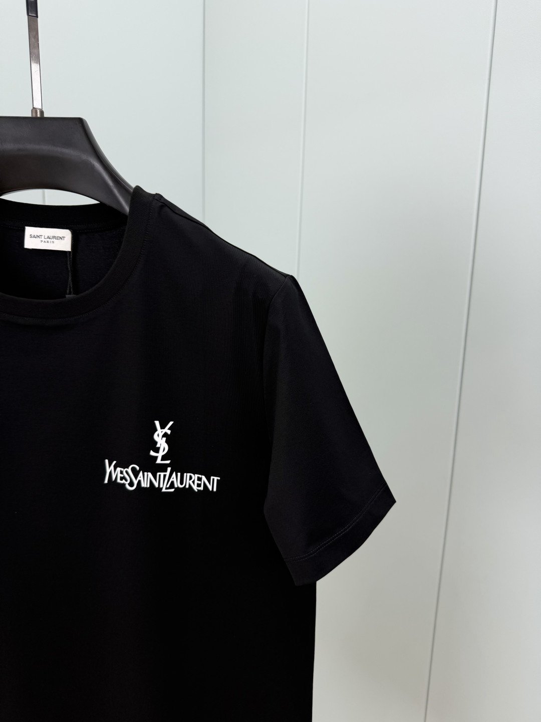 Saint Laurent.圣罗兰 SS26春夏经典字样印花标识短袖T恤，正面饰品牌经典字样撞色印花设计