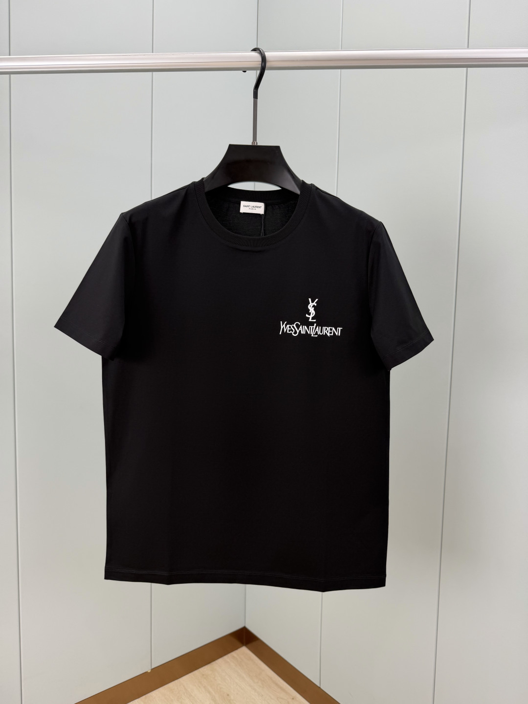 Saint Laurent.圣罗兰 SS26春夏经典字样印花标识短袖T恤，正面饰品牌经典字样撞色印花设计