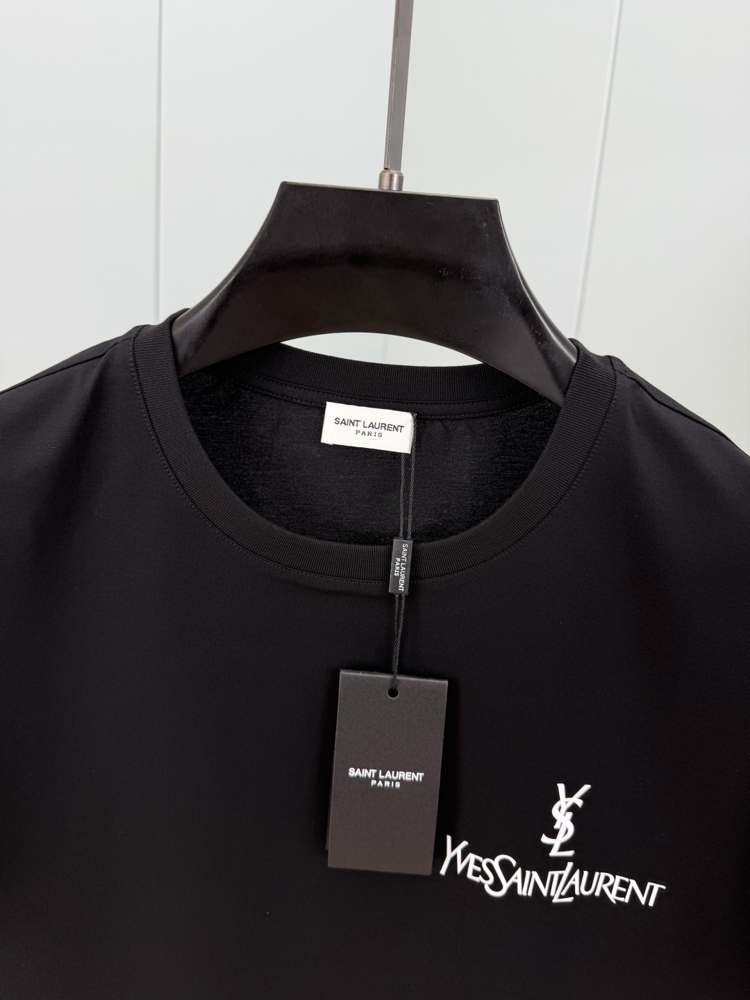 Saint Laurent.圣罗兰 SS26春夏经典字样印花标识短袖T恤，正面饰品牌经典字样撞色印花设计