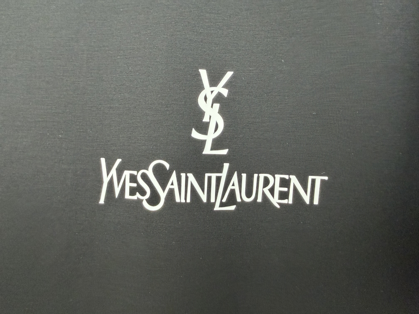 Saint Laurent.圣罗兰 SS26春夏经典字样印花标识短袖T恤，正面饰品牌经典字样撞色印花设计