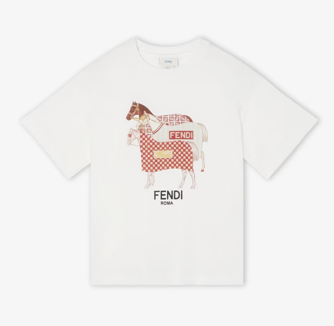 Fendi.芬迪 SS26春夏新品马年主题印花标识短袖T恤，正面拼色马术主题印花图案设计，衣身两侧有开叉