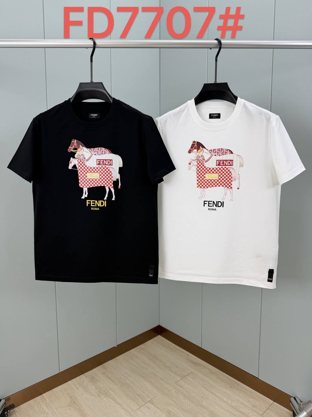 Fendi.芬迪 SS26春夏新品马年主题印花标识短袖T恤，正面拼色马术主题印花图案设计，衣身两侧有开叉