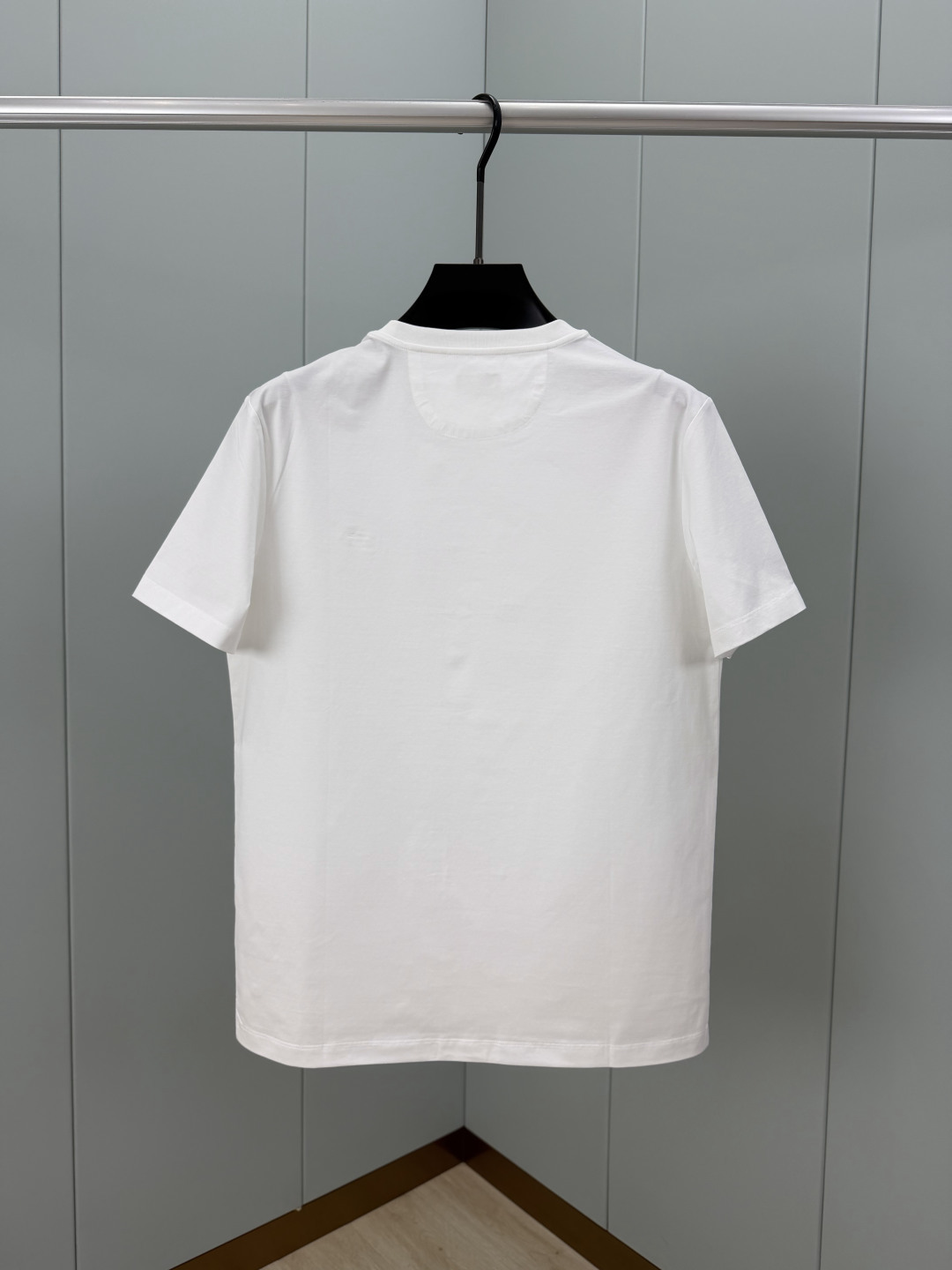 Fendi.芬迪 SS26春夏新品马年主题印花标识短袖T恤，正面拼色马术主题印花图案设计，衣身两侧有开叉