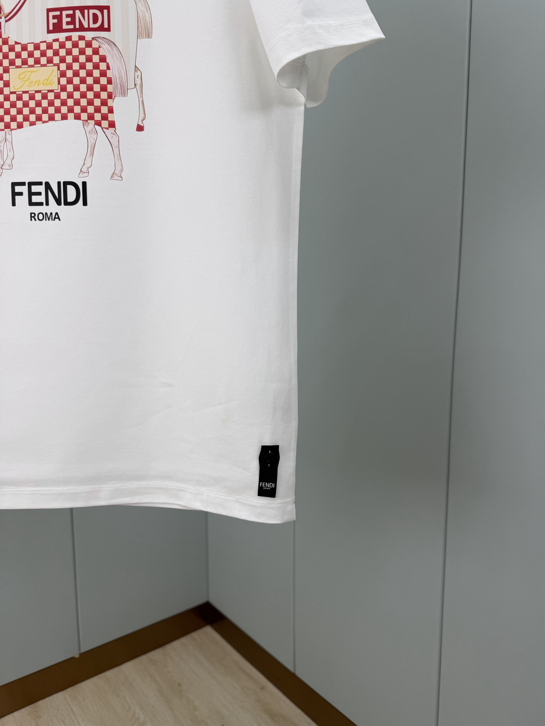 Fendi.芬迪 SS26春夏新品马年主题印花标识短袖T恤，正面拼色马术主题印花图案设计，衣身两侧有开叉