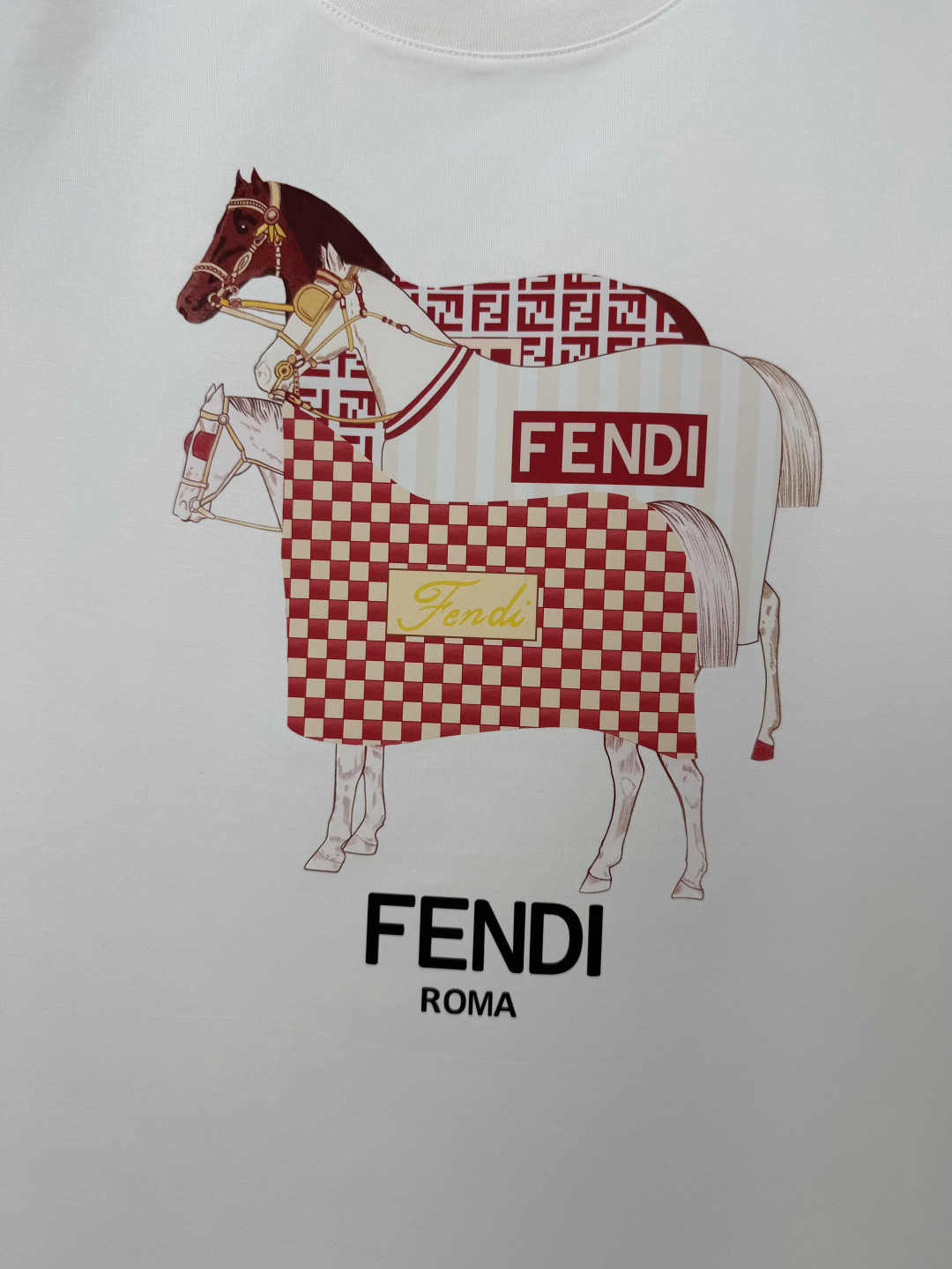 Fendi.芬迪 SS26春夏新品马年主题印花标识短袖T恤，正面拼色马术主题印花图案设计，衣身两侧有开叉