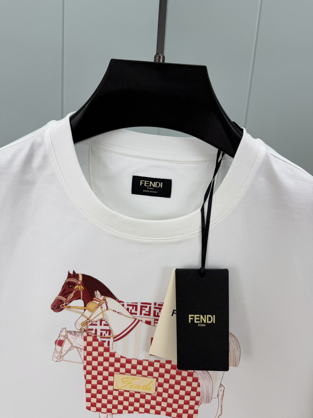 Fendi.芬迪 SS26春夏新品马年主题印花标识短袖T恤，正面拼色马术主题印花图案设计，衣身两侧有开叉