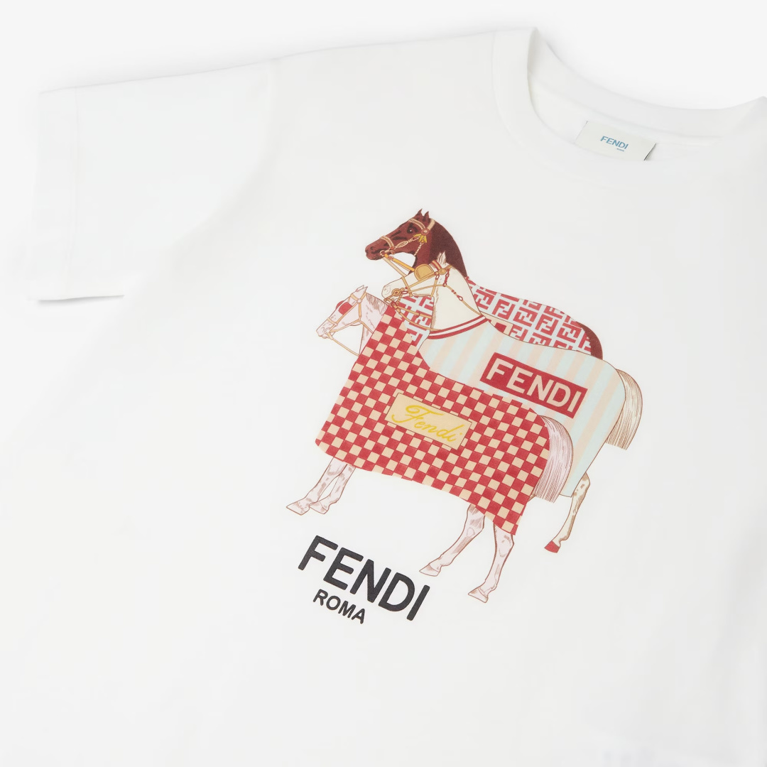 Fendi.芬迪 SS26春夏新品马年主题印花标识短袖T恤，正面拼色马术主题印花图案设计，衣身两侧有开叉