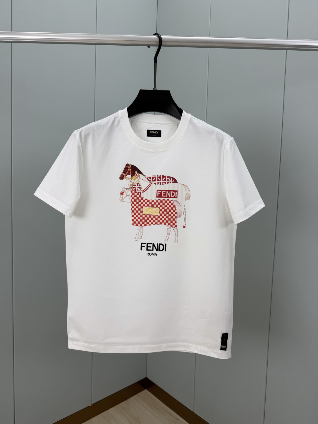Fendi.芬迪 SS26春夏新品马年主题印花标识短袖T恤，正面拼色马术主题印花图案设计，衣身两侧有开叉