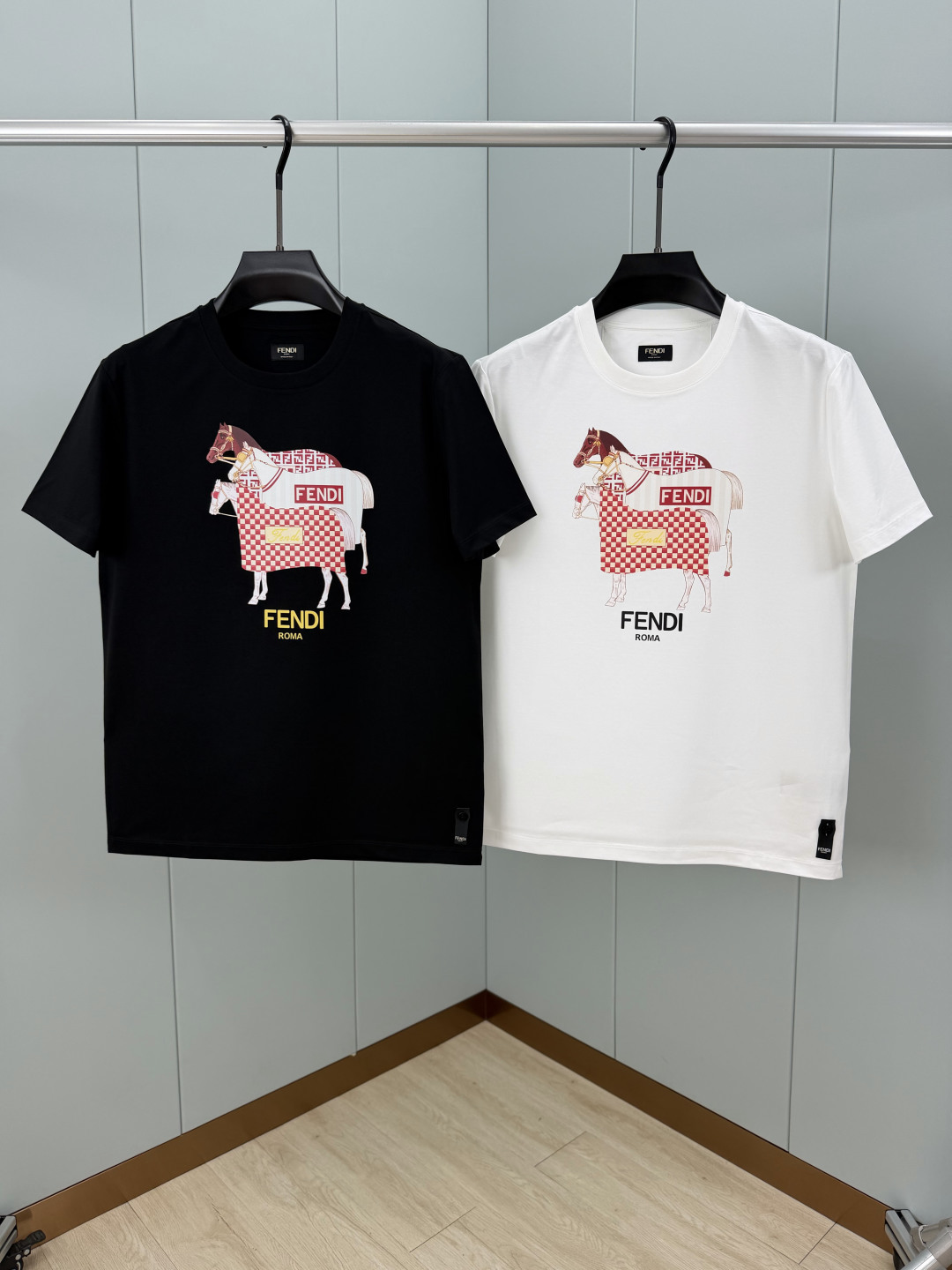 Fendi.芬迪 SS26春夏新品马年主题印花标识短袖T恤，正面拼色马术主题印花图案设计，衣身两侧有开叉
