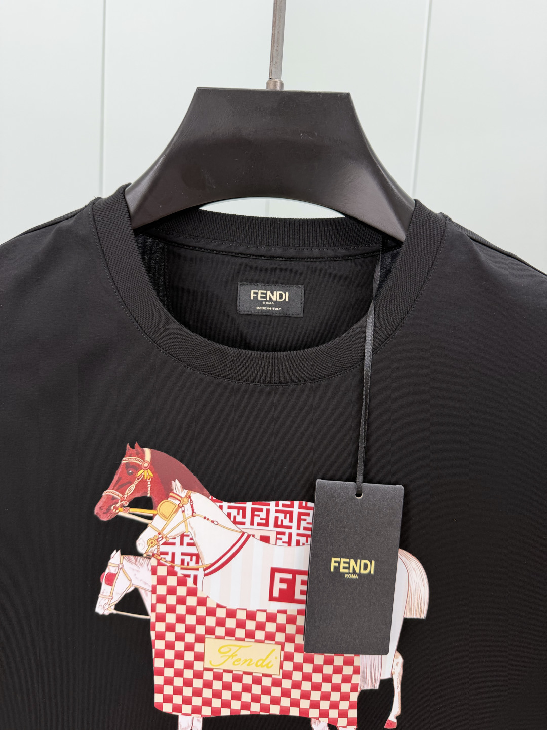 Fendi.芬迪 SS26春夏新品马年主题印花标识短袖T恤，正面拼色马术主题印花图案设计，衣身两侧有开叉
