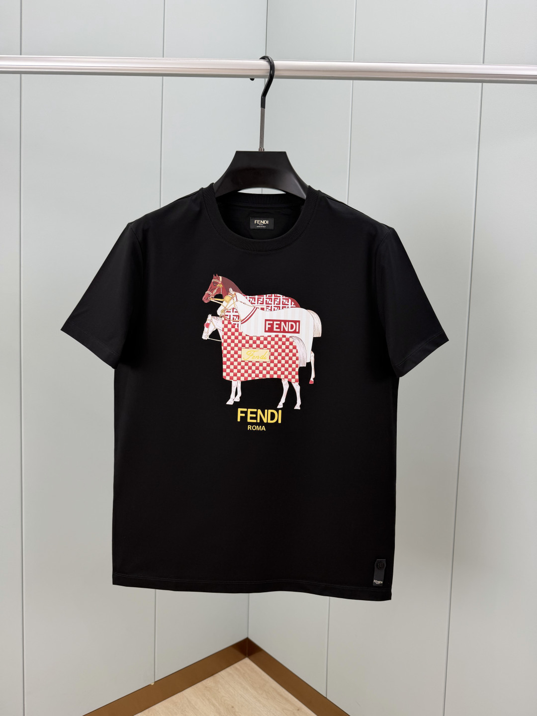Fendi.芬迪 SS26春夏新品马年主题印花标识短袖T恤，正面拼色马术主题印花图案设计，衣身两侧有开叉