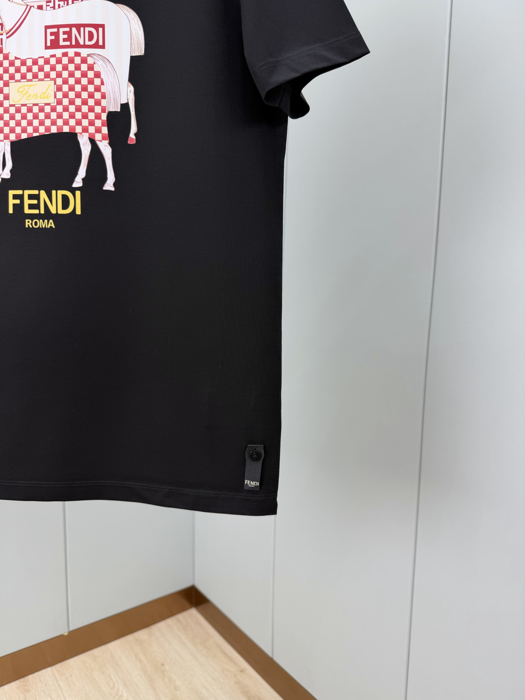 Fendi.芬迪 SS26春夏新品马年主题印花标识短袖T恤，正面拼色马术主题印花图案设计，衣身两侧有开叉