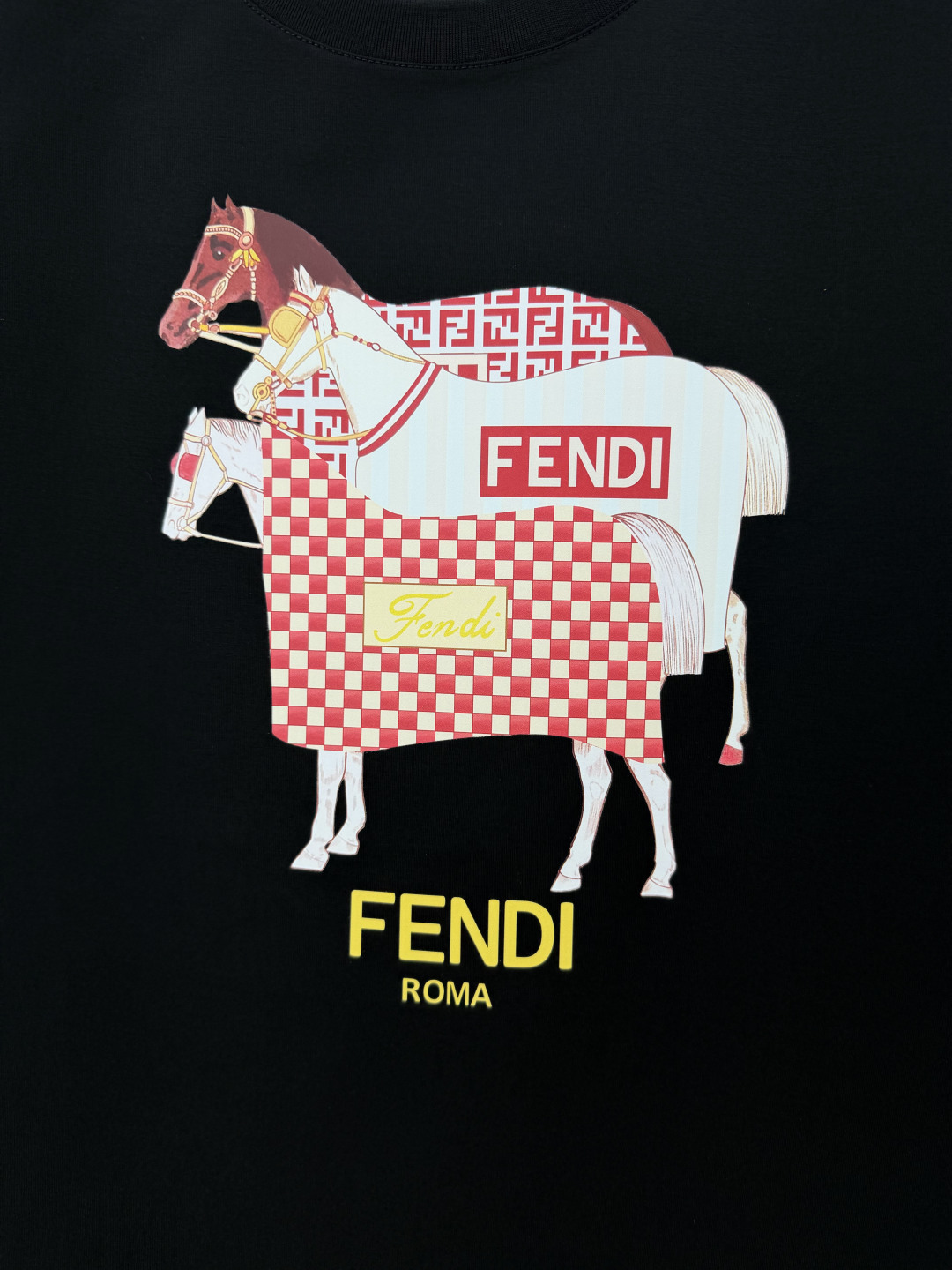Fendi.芬迪 SS26春夏新品马年主题印花标识短袖T恤，正面拼色马术主题印花图案设计，衣身两侧有开叉