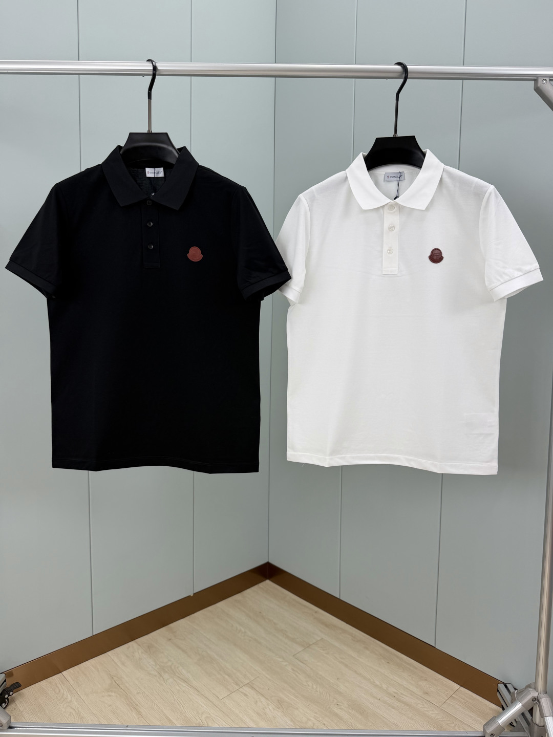 Moncler.蒙口 SS26春夏新品马年系列皮章徽标Polo衫，以新季元素形式呈现，正面纽扣开合，胸前