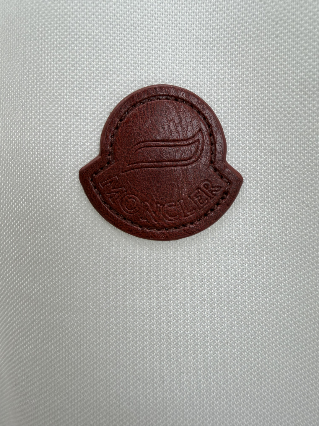 Moncler.蒙口 SS26春夏新品马年系列皮章徽标Polo衫，以新季元素形式呈现，正面纽扣开合，胸前