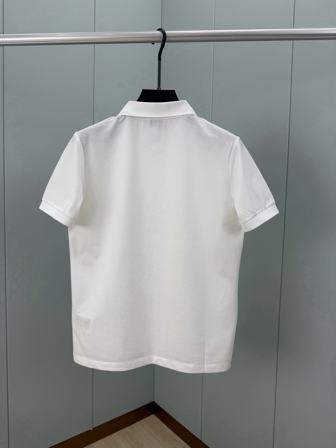 Moncler.蒙口 SS26春夏新品马年系列皮章徽标Polo衫，以新季元素形式呈现，正面纽扣开合，胸前