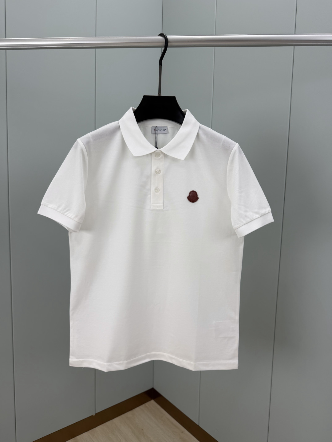 Moncler.蒙口 SS26春夏新品马年系列皮章徽标Polo衫，以新季元素形式呈现，正面纽扣开合，胸前