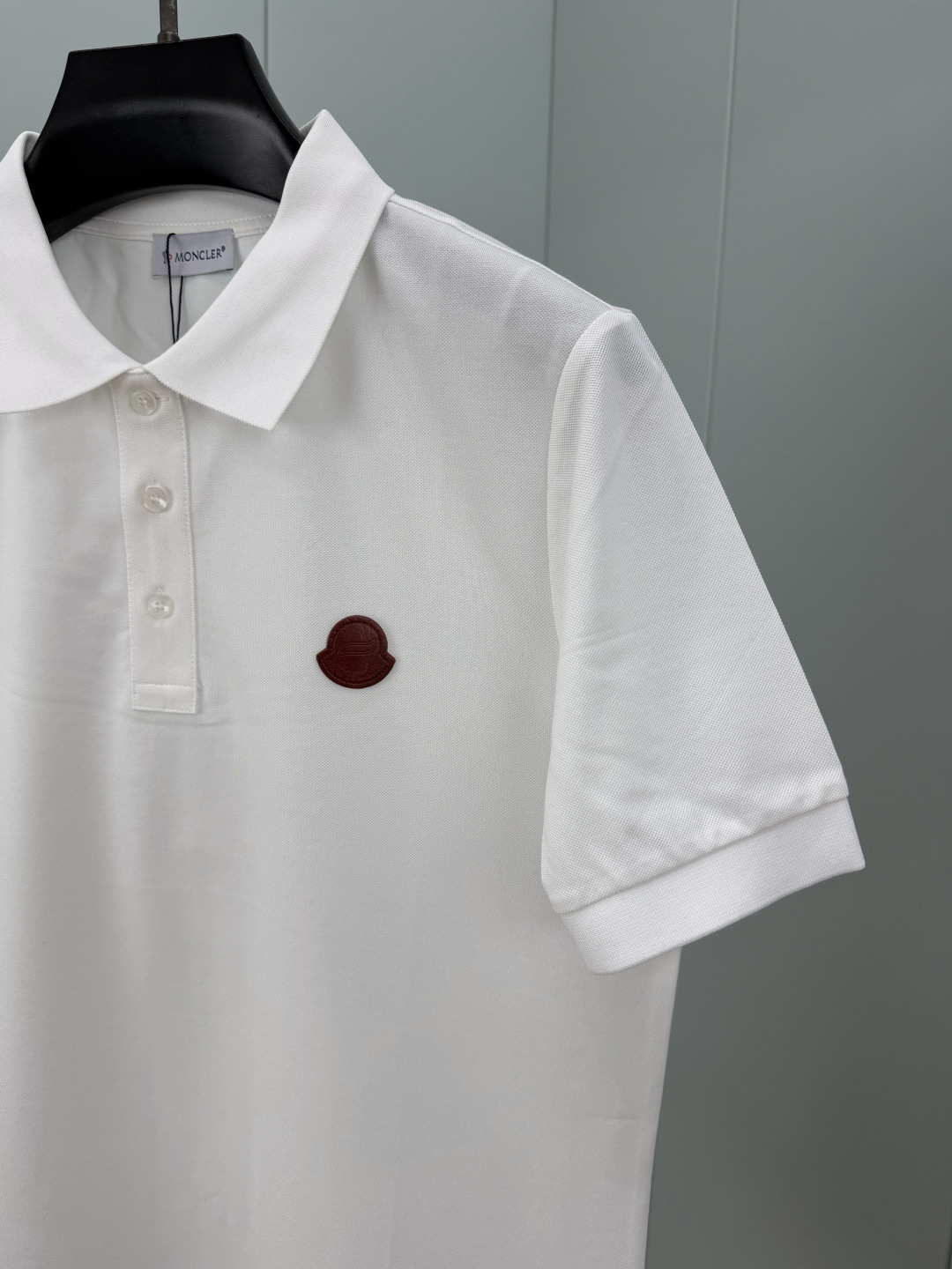 Moncler.蒙口 SS26春夏新品马年系列皮章徽标Polo衫，以新季元素形式呈现，正面纽扣开合，胸前