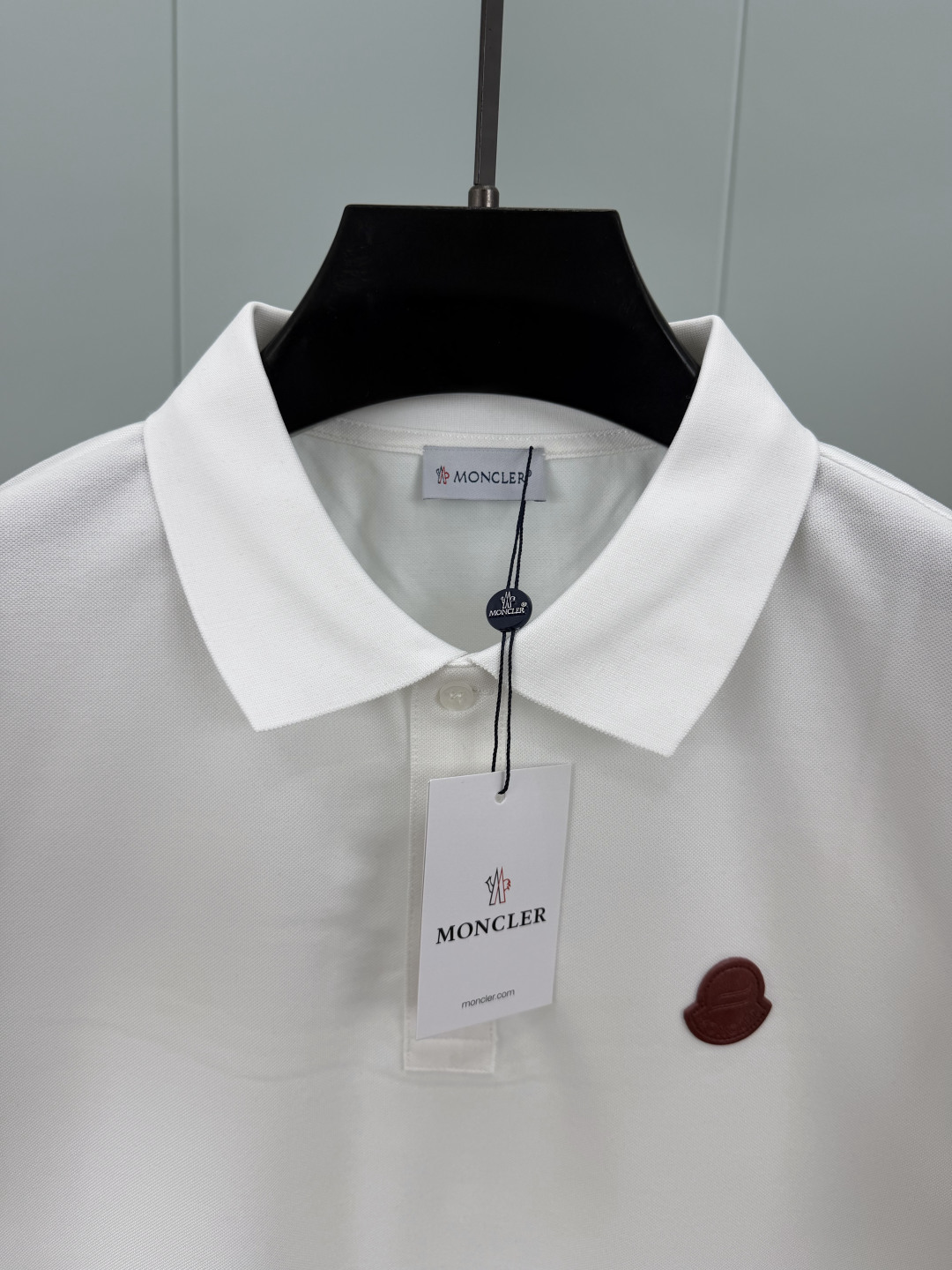 Moncler.蒙口 SS26春夏新品马年系列皮章徽标Polo衫，以新季元素形式呈现，正面纽扣开合，胸前