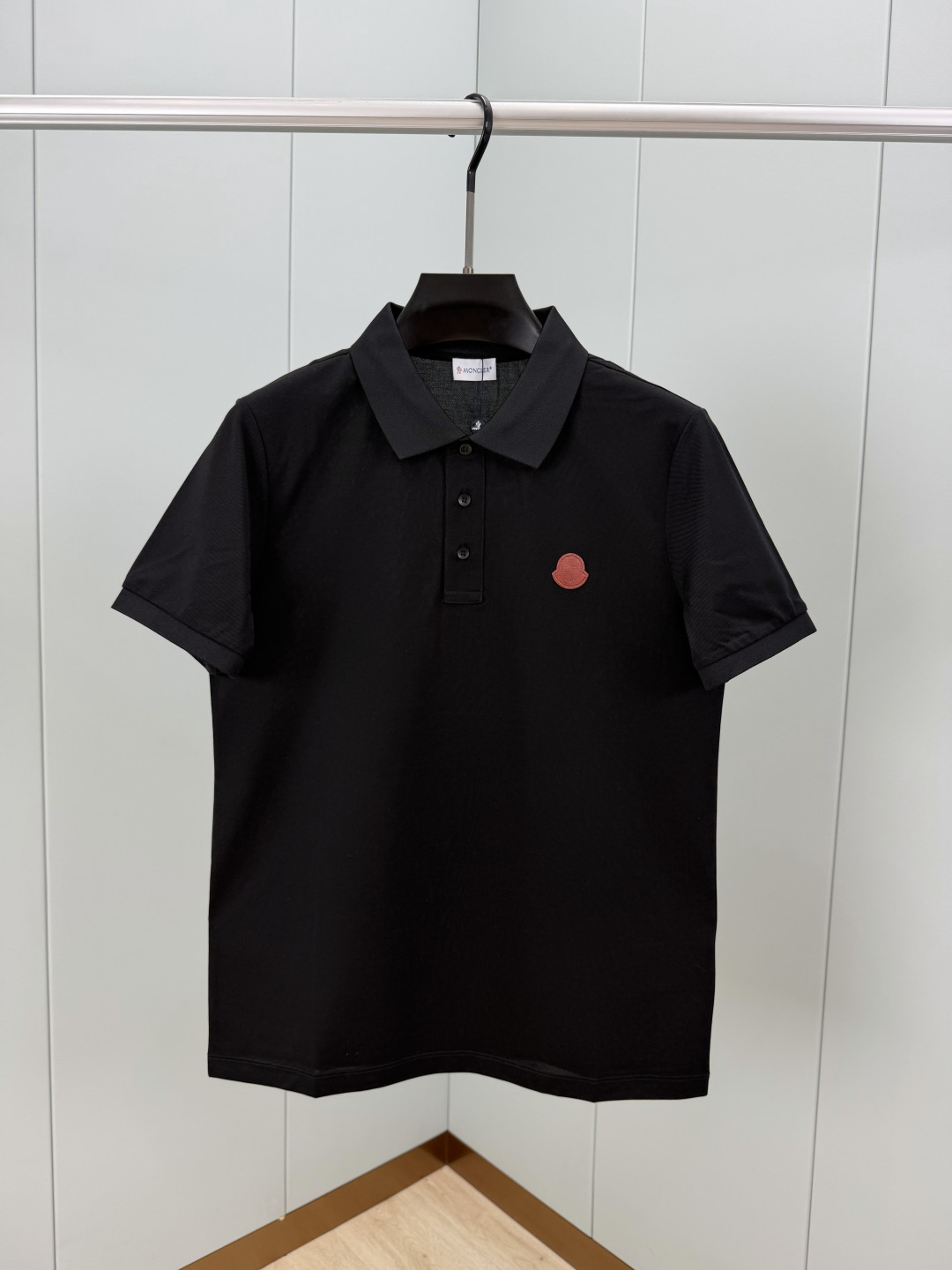 Moncler.蒙口 SS26春夏新品马年系列皮章徽标Polo衫，以新季元素形式呈现，正面纽扣开合，胸前
