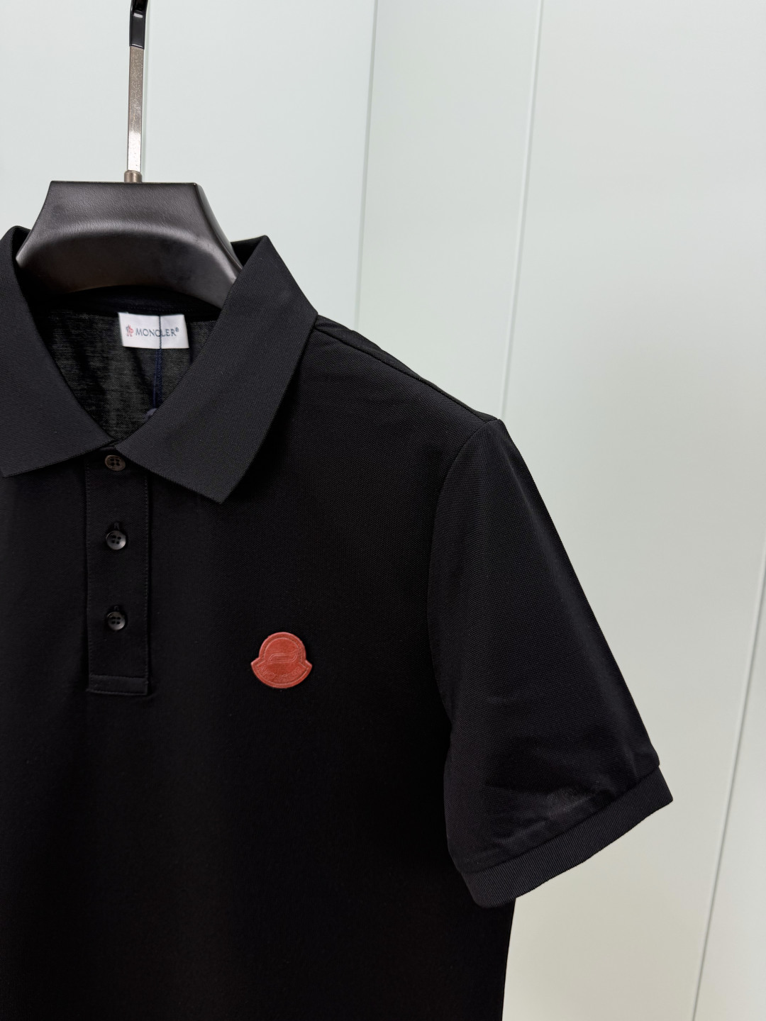 Moncler.蒙口 SS26春夏新品马年系列皮章徽标Polo衫，以新季元素形式呈现，正面纽扣开合，胸前