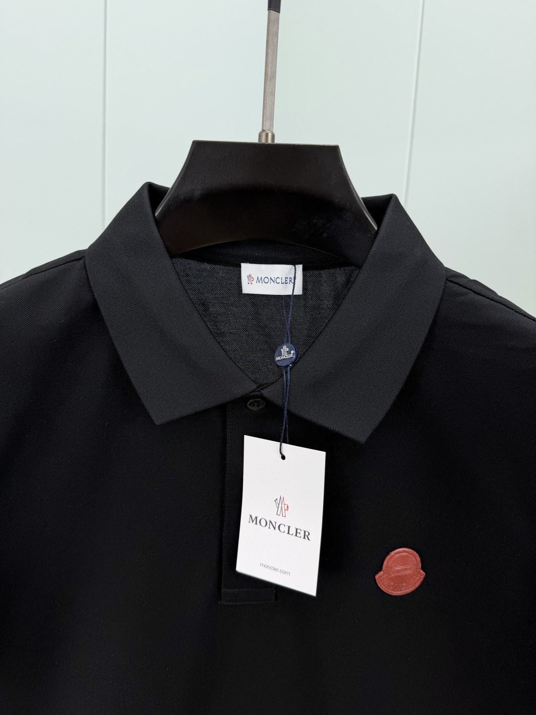 Moncler.蒙口 SS26春夏新品马年系列皮章徽标Polo衫，以新季元素形式呈现，正面纽扣开合，胸前
