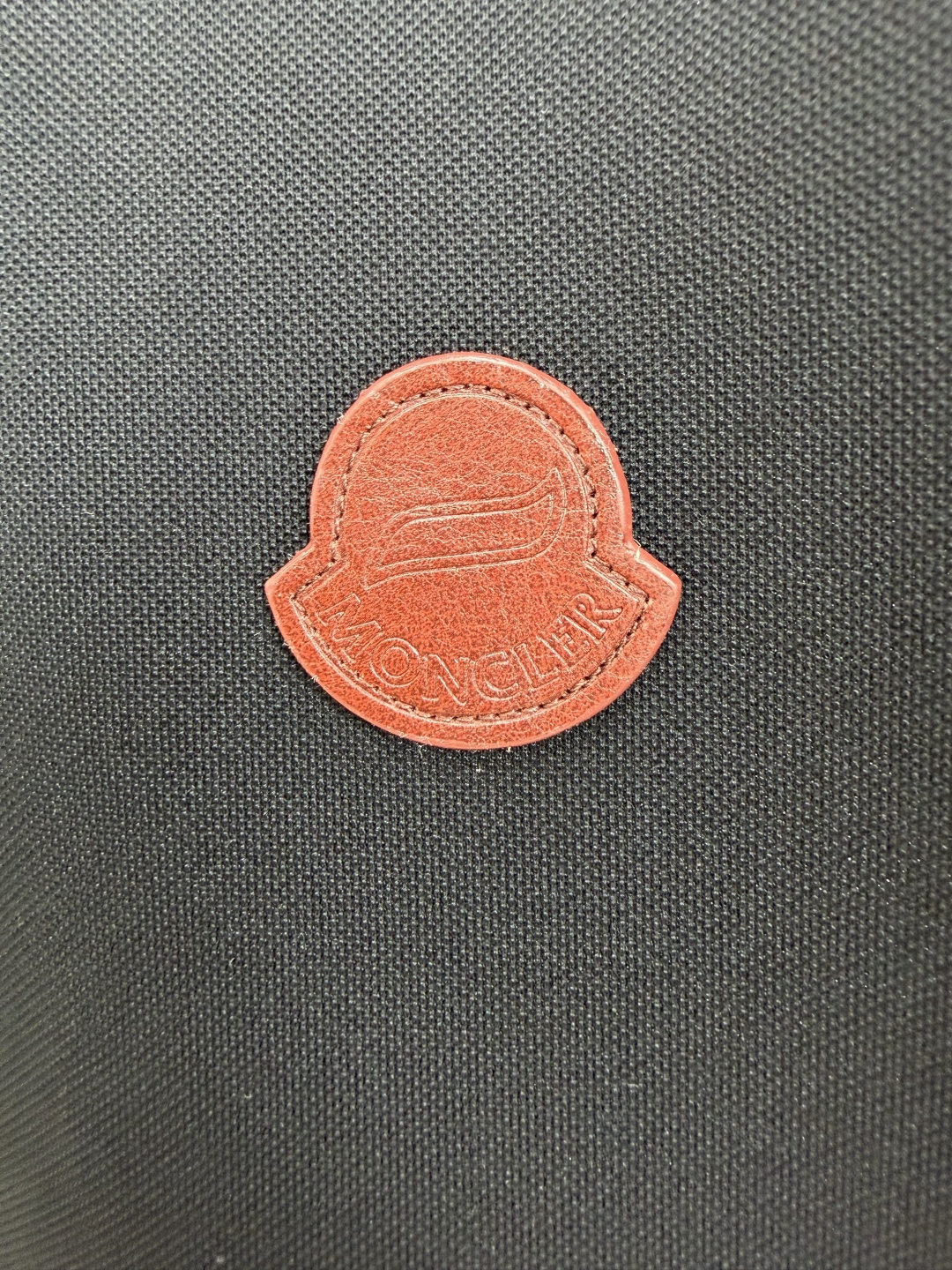 Moncler.蒙口 SS26春夏新品马年系列皮章徽标Polo衫，以新季元素形式呈现，正面纽扣开合，胸前
