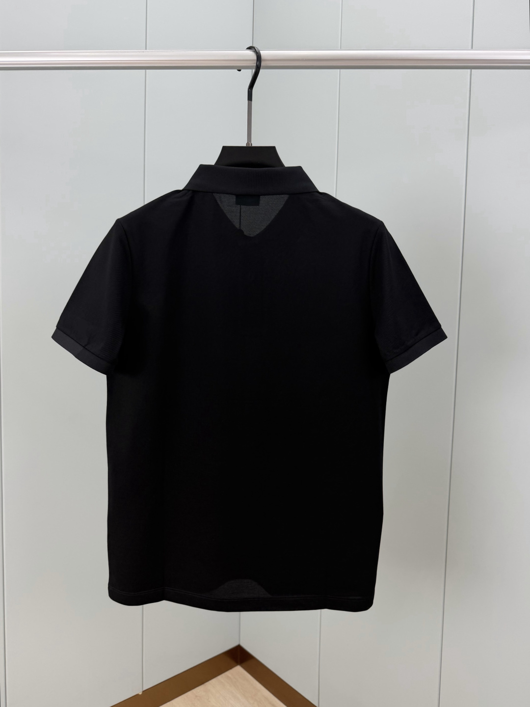 Moncler.蒙口 SS26春夏新品马年系列皮章徽标Polo衫，以新季元素形式呈现，正面纽扣开合，胸前
