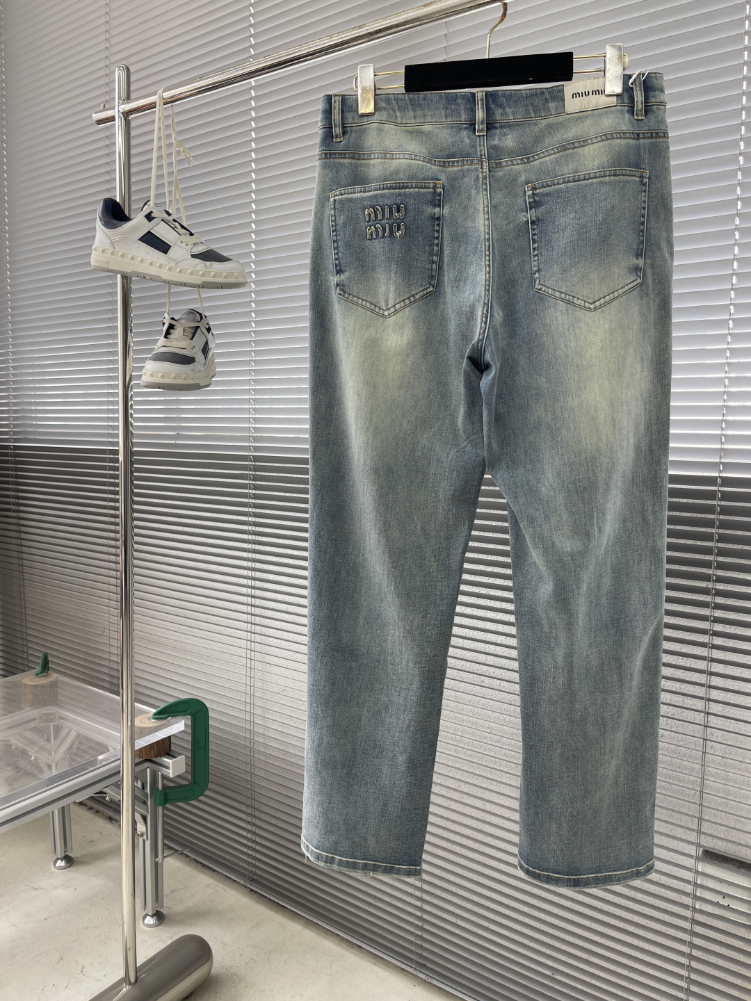 牛仔裤季度：2026春夏新款尺码：30-36版型：宽松直筒牛仔工艺：后幅口袋洗水刺绣装饰本布定标 定制l