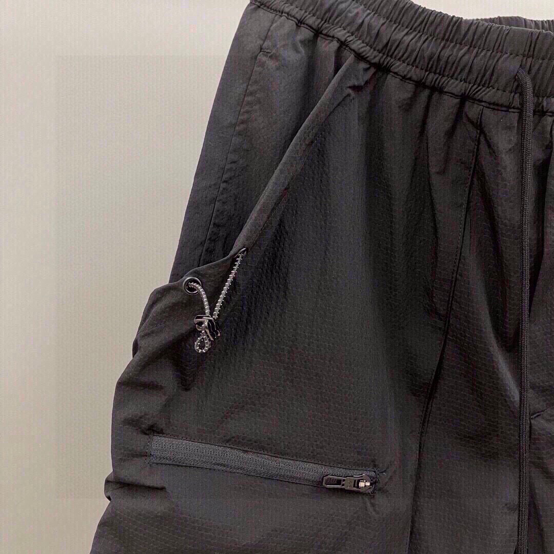 Y-3品牌系列 全新设计款式 采用特定梭织面料制作 裤腿工装拉链口袋设计 LOGO字母高温滴胶印花工艺 