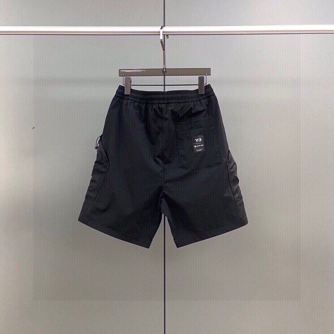 Y-3品牌系列 全新设计款式 采用特定梭织面料制作 裤腿工装拉链口袋设计 LOGO字母高温滴胶印花工艺 