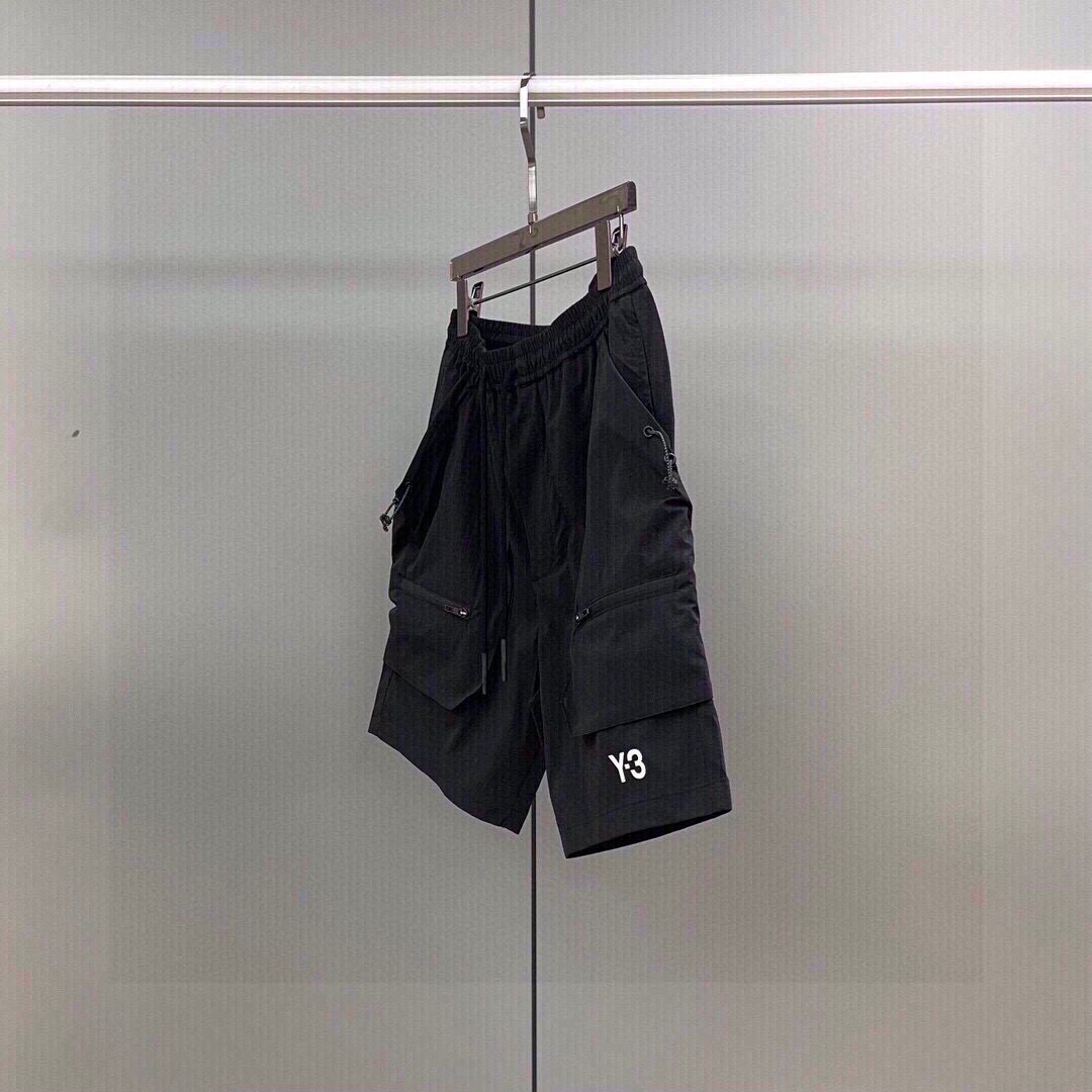 Y-3品牌系列 全新设计款式 采用特定梭织面料制作 裤腿工装拉链口袋设计 LOGO字母高温滴胶印花工艺 