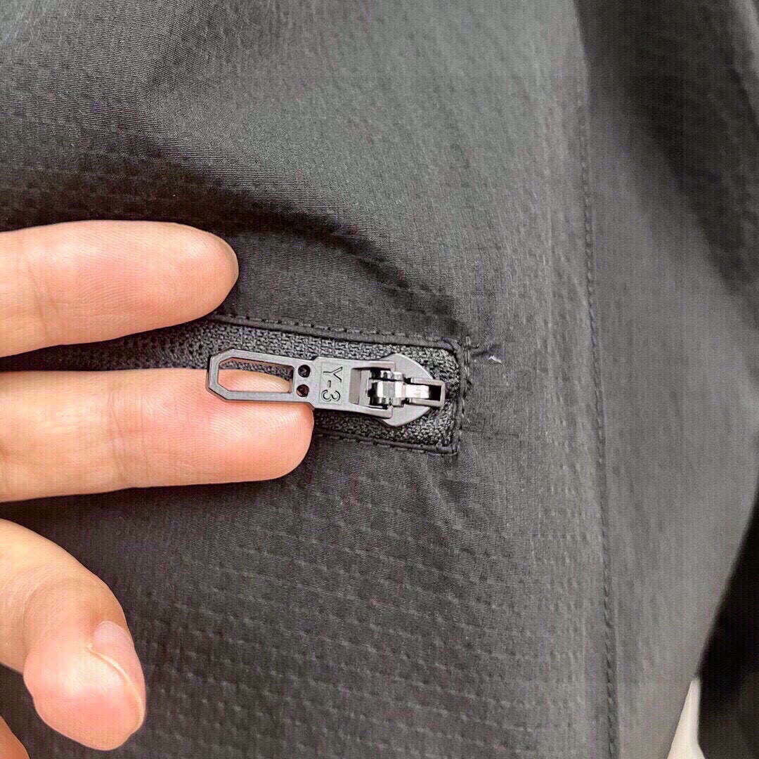 Y-3品牌系列 全新设计款式 采用特定梭织面料制作 裤腿工装拉链口袋设计 LOGO字母高温滴胶印花工艺 