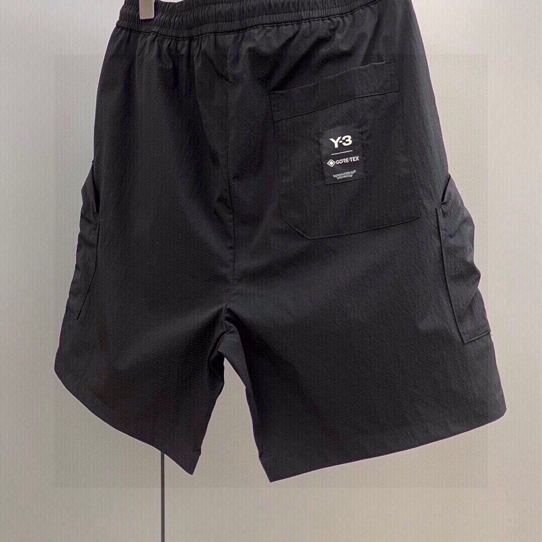 Y-3品牌系列 全新设计款式 采用特定梭织面料制作 裤腿工装拉链口袋设计 LOGO字母高温滴胶印花工艺 