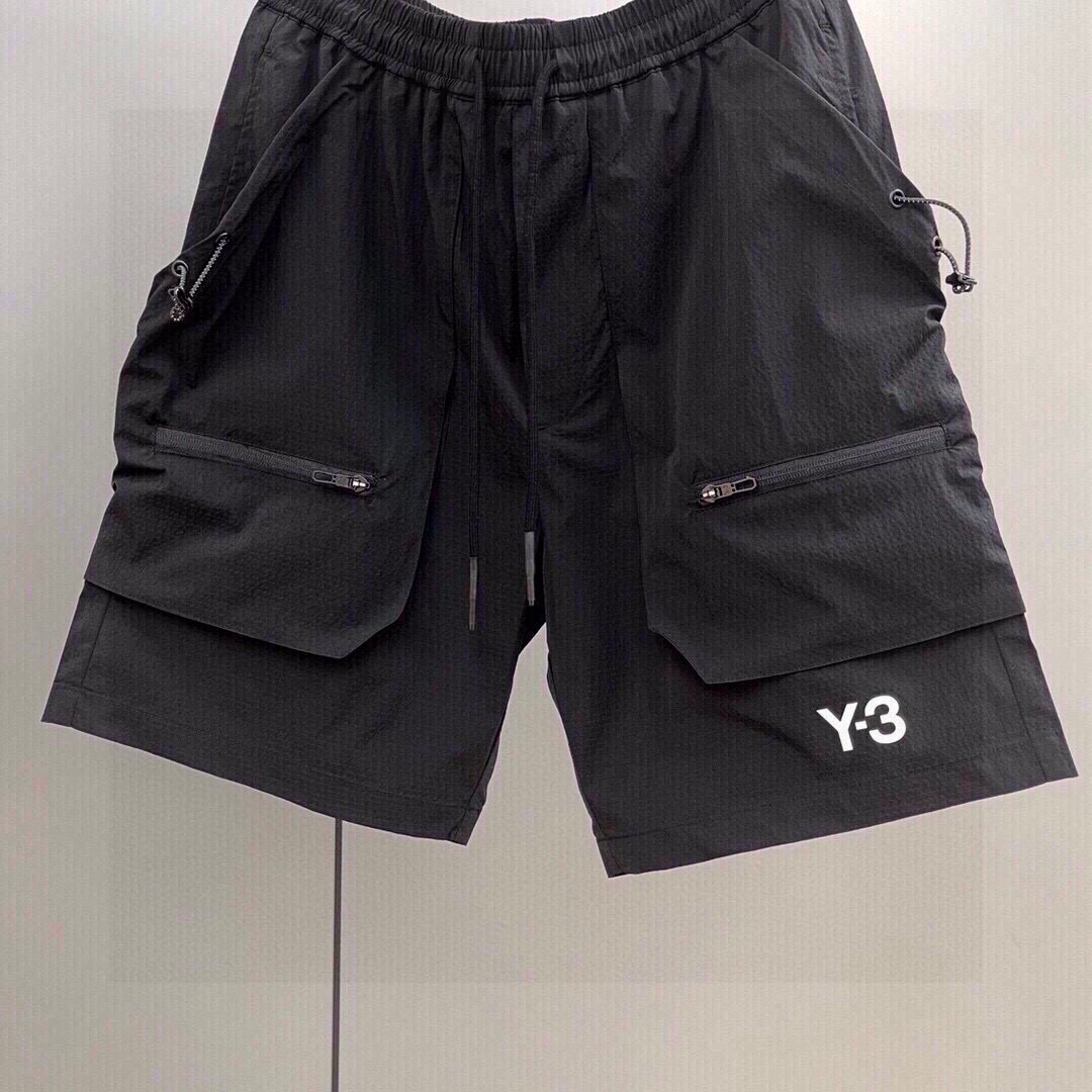 Y-3品牌系列 全新设计款式 采用特定梭织面料制作 裤腿工装拉链口袋设计 LOGO字母高温滴胶印花工艺 