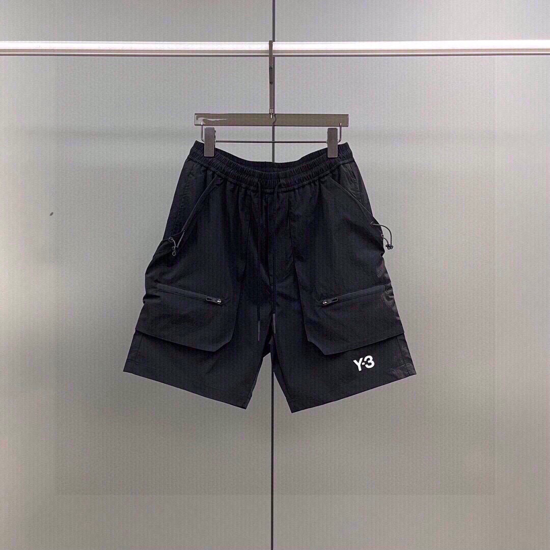 Y-3品牌系列 全新设计款式 采用特定梭织面料制作 裤腿工装拉链口袋设计 LOGO字母高温滴胶印花工艺 