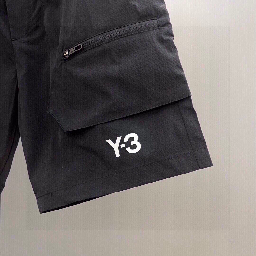 Y-3品牌系列 全新设计款式 采用特定梭织面料制作 裤腿工装拉链口袋设计 LOGO字母高温滴胶印花工艺 
