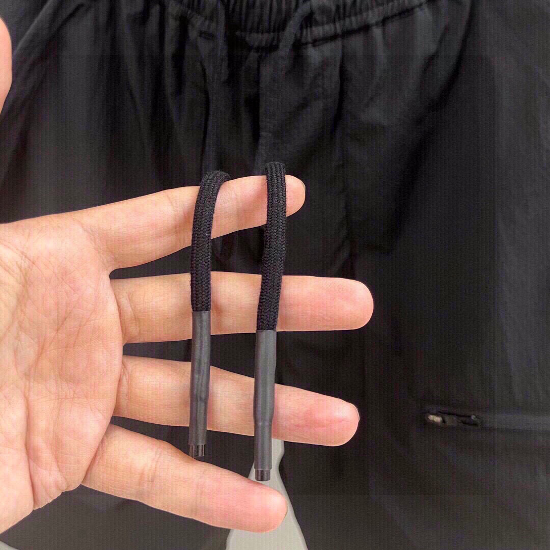 Y-3品牌系列 全新设计款式 采用特定梭织面料制作 裤腿工装拉链口袋设计 LOGO字母高温滴胶印花工艺 