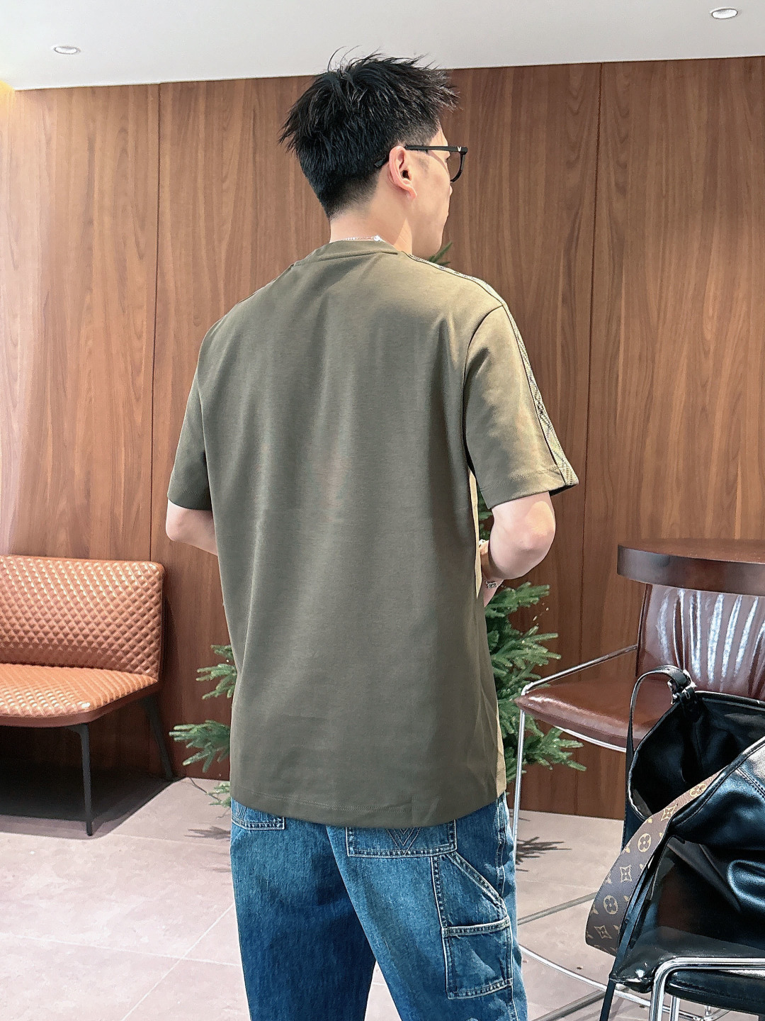 BUR2026春夏新款圆领短袖T恤衫 精选高支高密纯棉面料 亲肤舒适，款式简约，肩部格纹时尚拼接工艺 胸