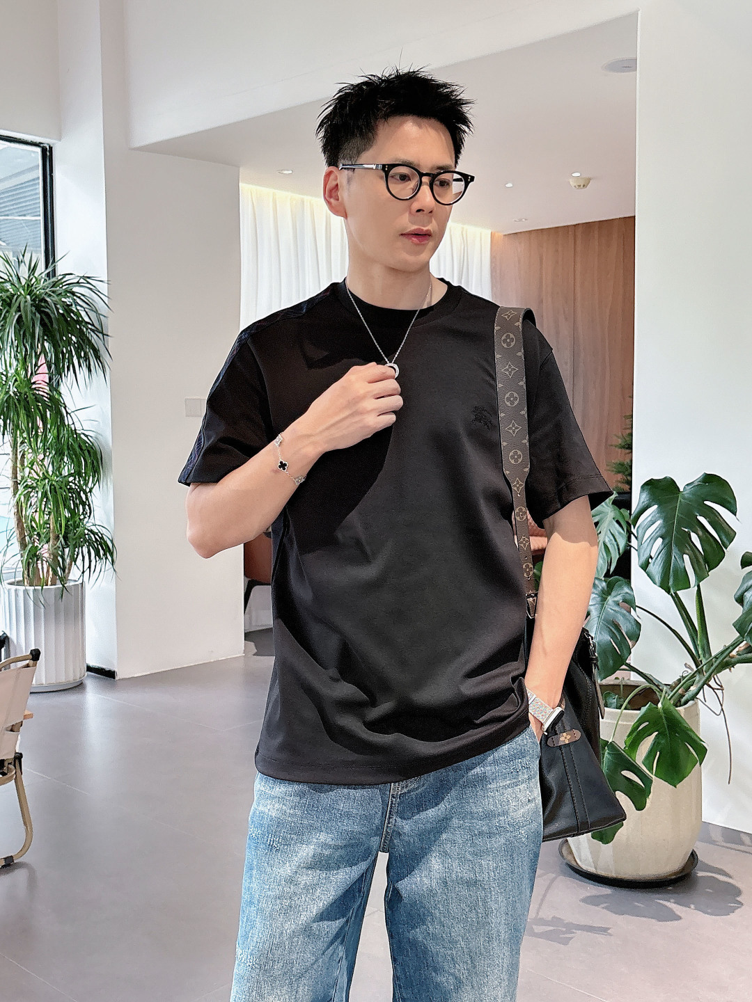 BUR2026春夏新款圆领短袖T恤衫 精选高支高密纯棉面料 亲肤舒适，款式简约，肩部格纹时尚拼接工艺 胸
